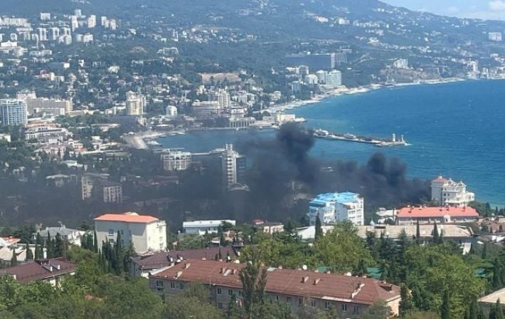 Морской бой в Ялте: порт в Крыму оказался под атакой безэкипажных катеров, горит набережная