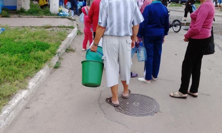 Оккупанты предложили жителям Мелитополя набирать воду у подъездов по графику: город движется к донецкому сценарию
