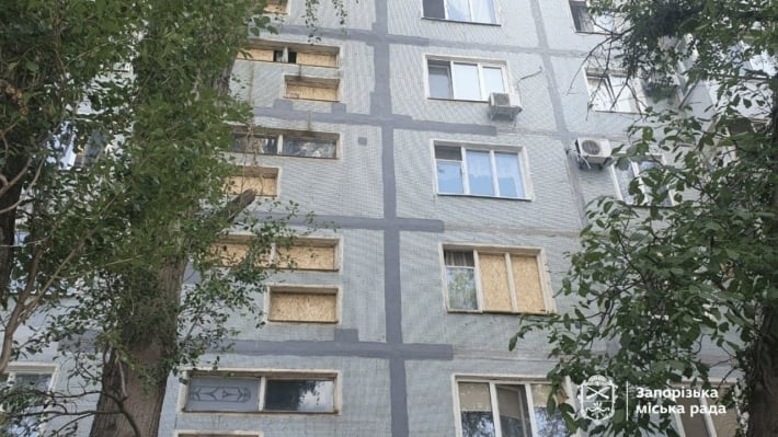 После российского обстрела два подъезда многоэтажного дома в Запорожье остались без газа
