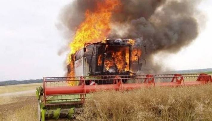 Россия атаковала комбайн в Запорожском районе: двое людей получили ранения