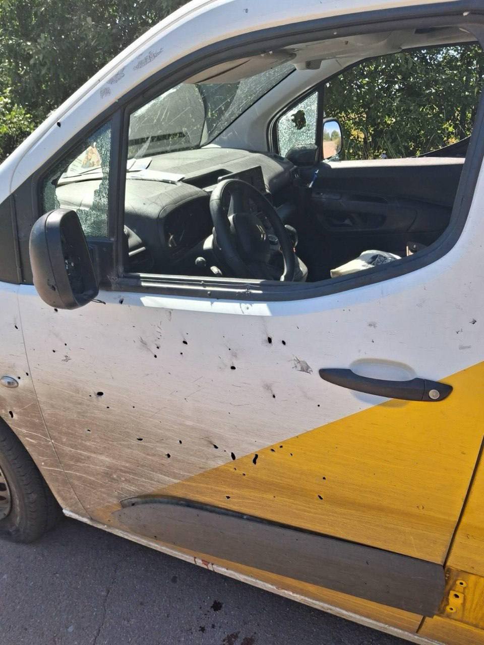 Постраждалим допомогли місцеві жителі, які власним транспортом оперативно доставили їх до лікарні.