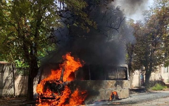 В Никополе российский удар уничтожил рейсовый автобус: погиб водитель