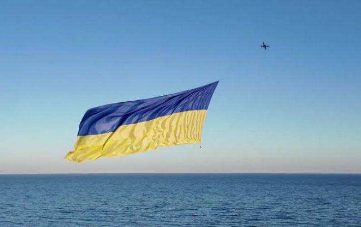 Символ свободы над акваторией: подразделения ГПСУ подняли рекордный флаг Украины над Черным морем