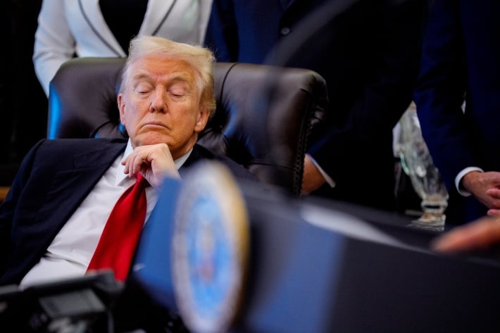 Синяки, отеки и сонливость: действительно ли у Трампа нет проблем со здоровьем