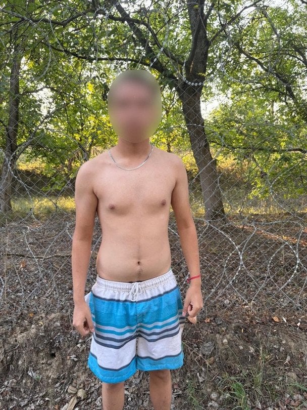 Коли старший хлопець почав тонути, підліток кинувся йому на допомогу, однак сильна течія винесла його на територію України.