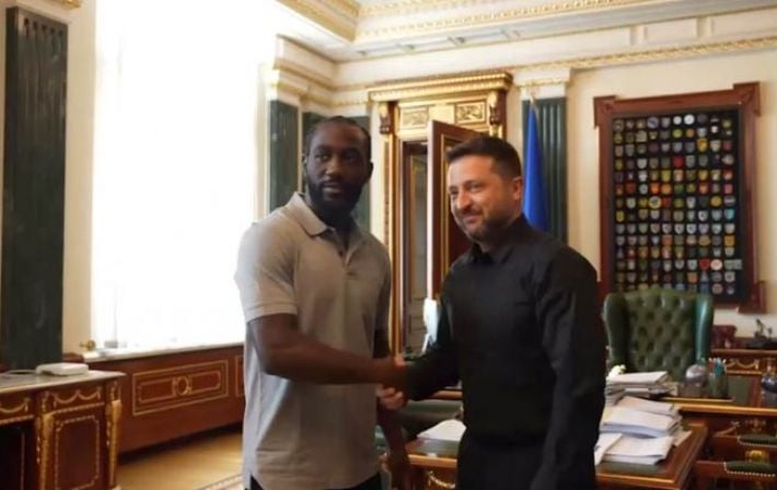 Теренс Кроуфорд приехал в Украину и подарил Зеленскому необычный подарок: чем он символичен