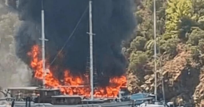 Туристическое судно вспыхнуло прямо в море: 115 человек прыгали в воду, спасаясь от огня