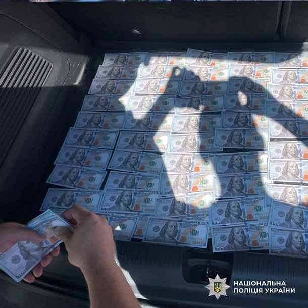 Правоохоронці затримали підозрювану безпосередньо після отримання коштів.