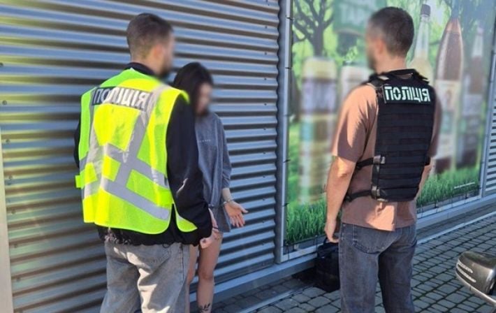 В Киеве задержали россиянку, которая за $9 тысяч помогала мужчинам незаконно выезжать из Украины