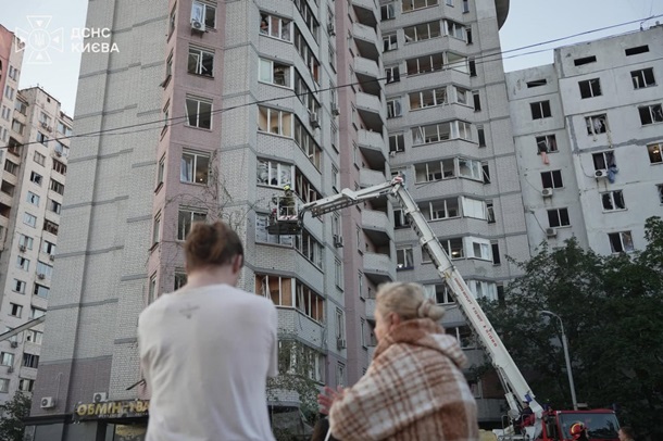 У поліції зазначили, що слідчі та інші служби продовжують документувати наслідки російського удару по столиці.