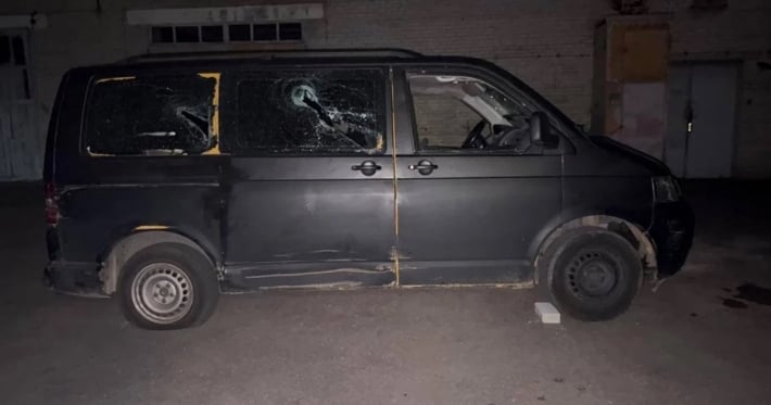 В Луцке около 30 человек напали на ТЦК: двое военных избиты, служебную машину разгромили