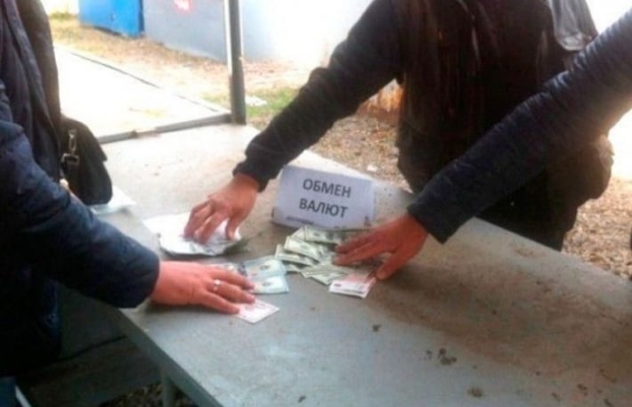 В Мелитополе доллар подорожал за несколько часов: почем в городе покупают и продают валюту