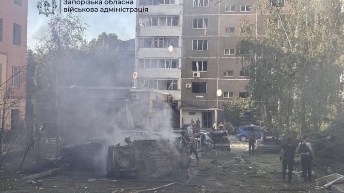 В Запорожье после авиаудара горят квартиры и автомобили: число раненых возросло до 11 (фото, видео)