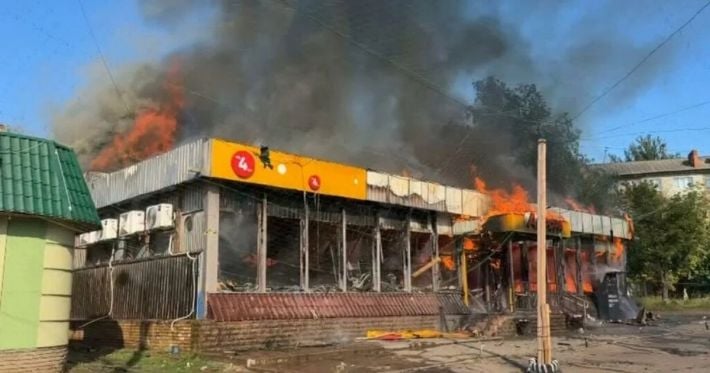 Удар по «Авроре» в Славянске: россияне атаковали магазин с людьми, есть раненые