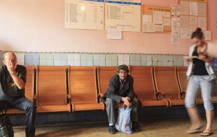 «Укрзализныця» сделала платные залы ожидания бесплатными: как пассажирам переждать задержки