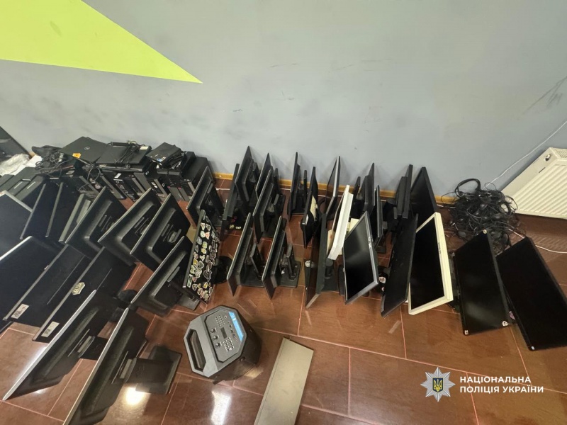 Фото: затримання працівників шахрайських call-центрів (npu.gov.ua)