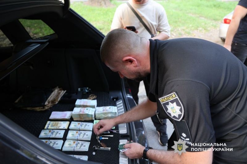 Фото: затримання працівників шахрайських call-центрів (npu.gov.ua) 6
