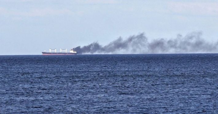 У берегов Болгарии затонул атакованный морскими дронами контейнеровоз: на борту были четверо украинцев
