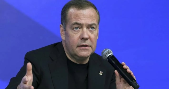 «К черту американцев»: Медведев обрушился на Трампа и предрек многолетнее противостояние
