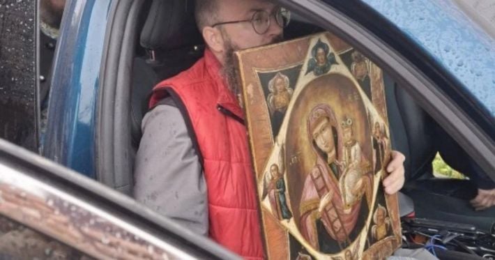 Икона против дронов: в российской Калуге священники окропили улицы святой водой после атаки на дата-центр