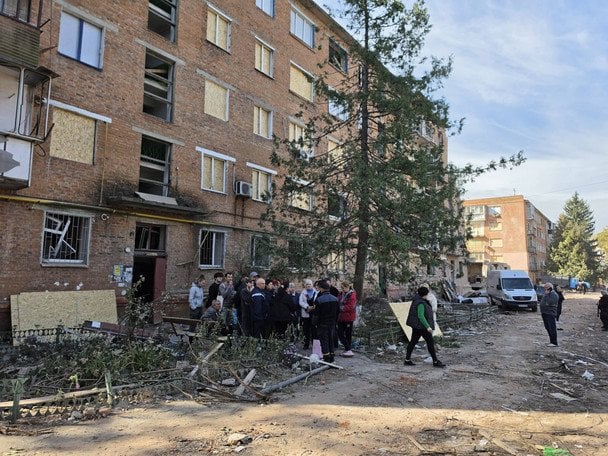За інформацією обласної влади, жителі вже подали 265 заяв. Фахівці обстежили 52 квартири та 43 приватні будинки, щоб оцінити завдані руйнування.