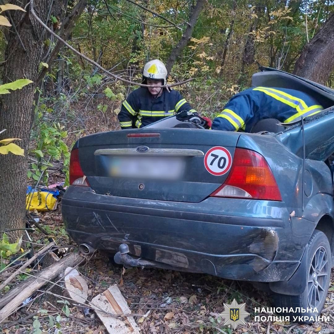 Водійка Ford Focus не впоралася з керуванням, виїхала на праве узбіччя та врізалася в дерево.
