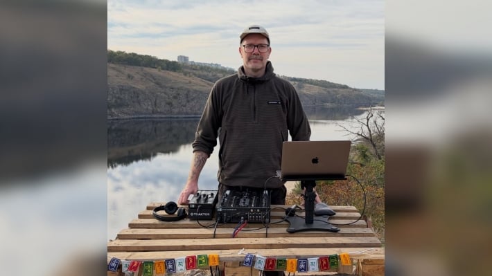 Под звуки взрывов: диджей и военный DJ Tapolsky выступил на Хортице, чтобы собрать средства на тепловизоры для FPV-дронов