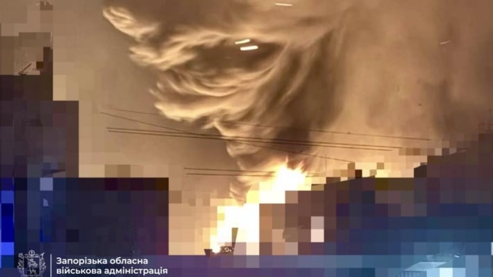 Россияне нанесли удар по частному предприятию в Запорожье: возник пожар
