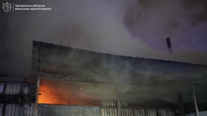Российский БПЛА нанес удар по складскому помещению в Запорожье: возник пожар