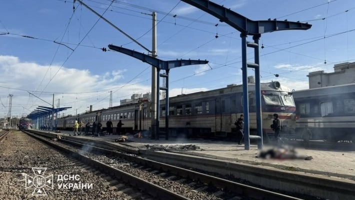Трое жителей Запорожья погибли, ещё семеро пострадали в результате удара по вокзалу Днепра