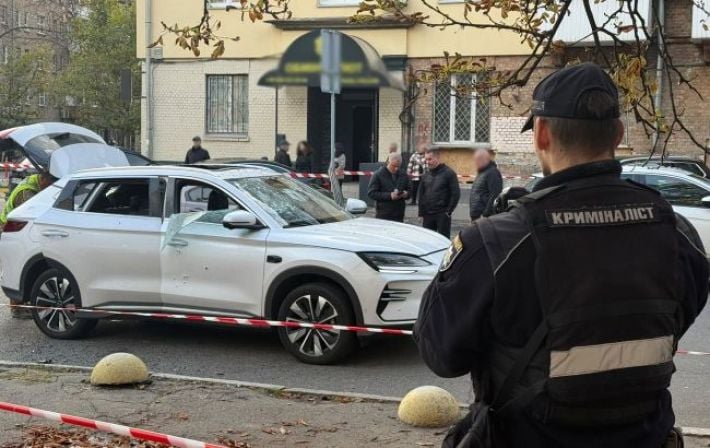 В центре Киева взорвался электромобиль: водителя срочно госпитализировали