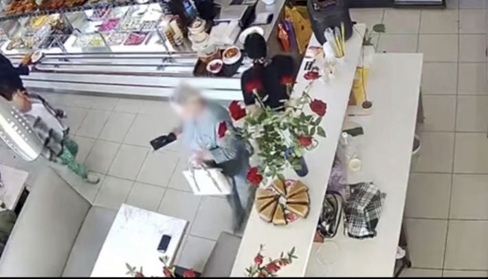 В Мелитополе оккупация прокачала и бабушек: чужой телефон со стола исчез в сумке
