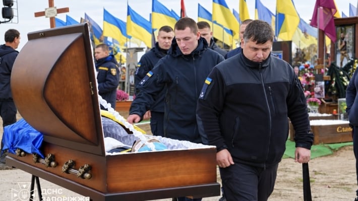 В Запорожье простились со спасателями Юрием Ильченко и Артемом Ханатом, погибшими в результате обстрела