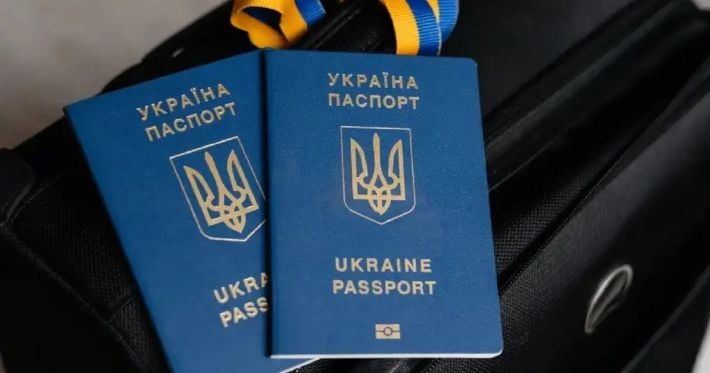Украинцам за границей снова доступны важные паспортные услуги: что восстановили